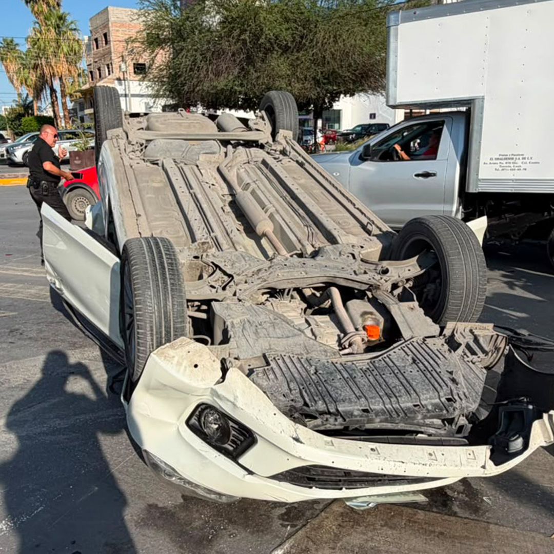 Conductor Huye Luego de Provocar Volcadura y Accidente Múltiple en Torreón